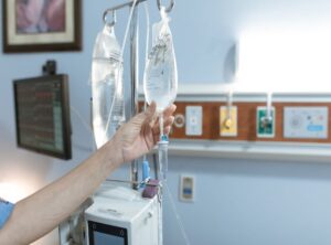 mujer manos con suero en el hospital
